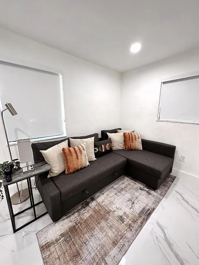 Σπίτι διακοπών New Comfy And Modern House Near Airport