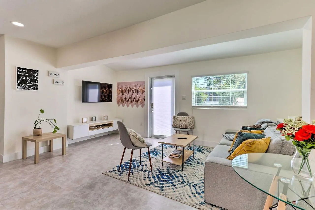 Bright Vacation With Large Yard! Miami