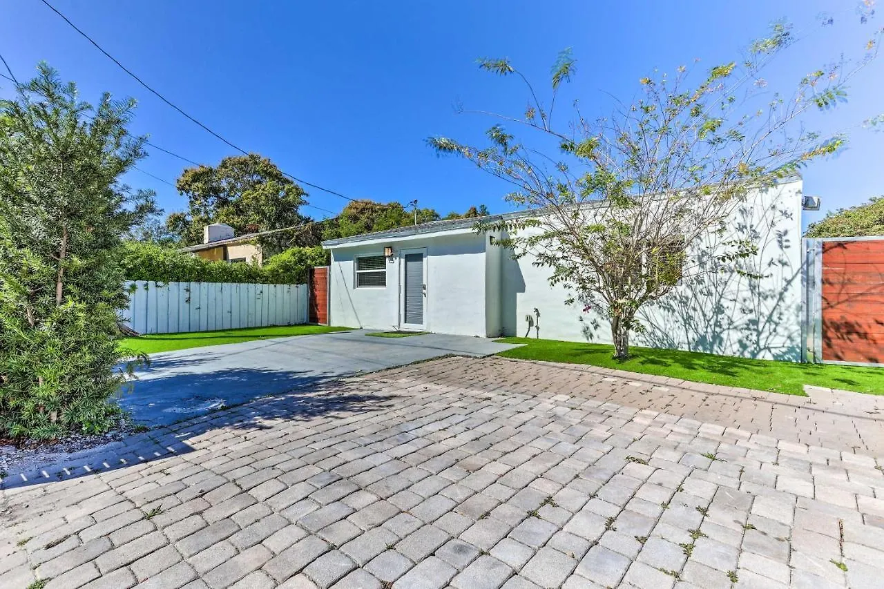 Bright Vacation With Large Yard! Miami