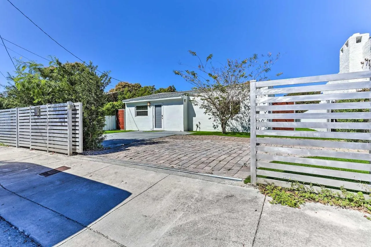 Holiday home Bright Vacation With Large Yard! *