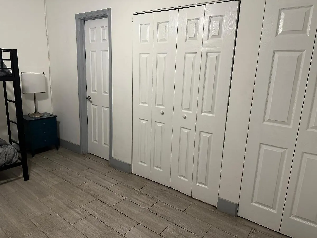 Bekahouse With Parking, Backyard And Laundry Séjour chez l'habitant Miami