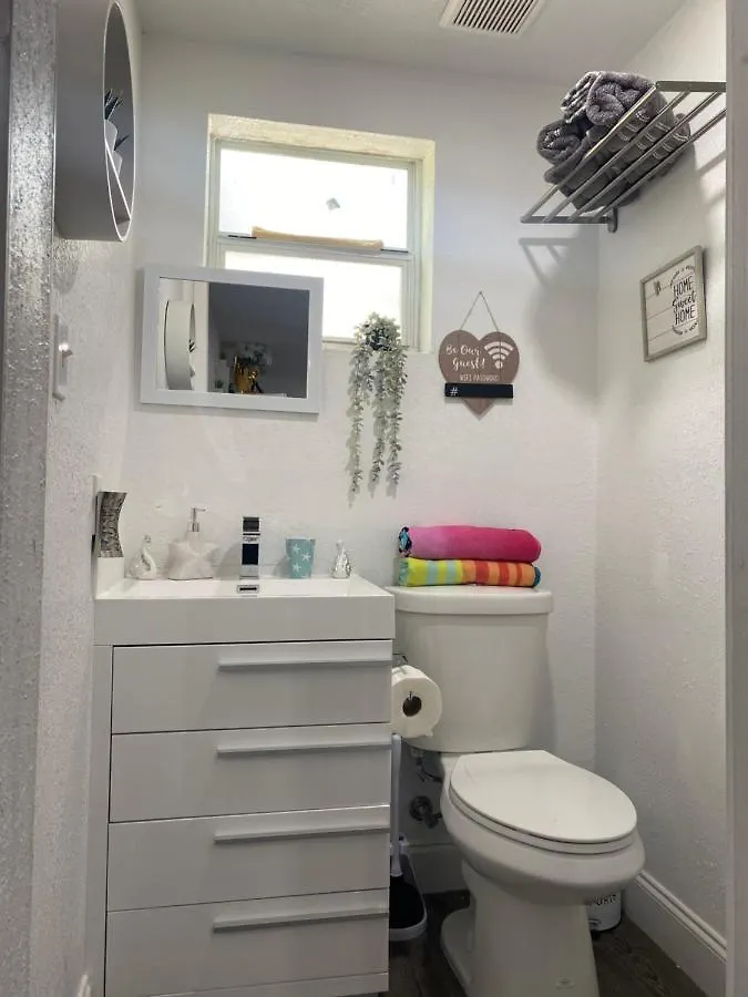 Tiny Place W Private Hot Jacuzzi 7 Min To International Airport Bed & Breakfast *
