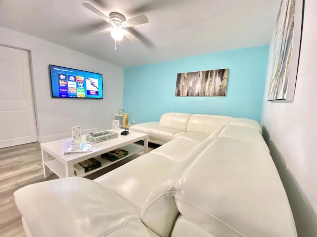Comfy Stylish Near Airport Highway *