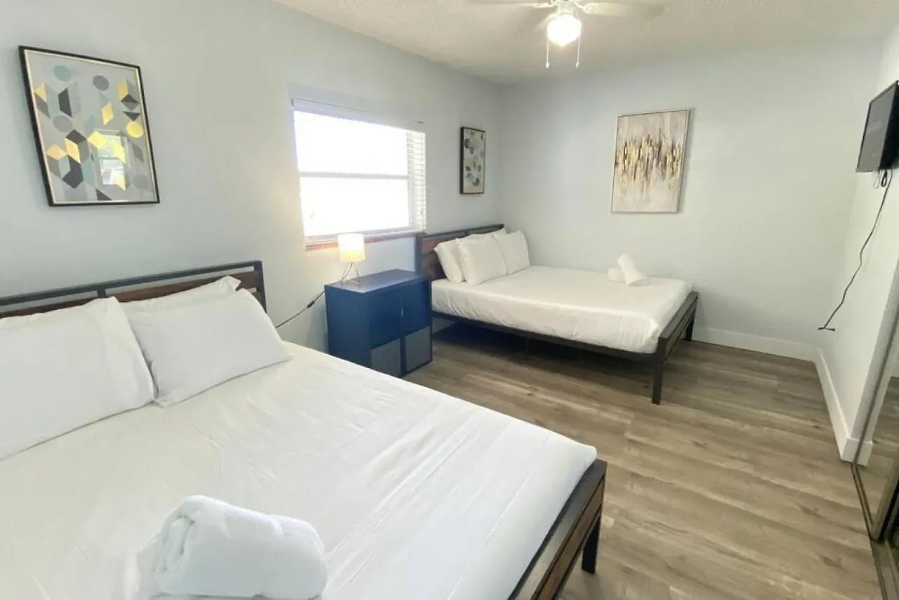 Comfy Stylish Near Airport Highway