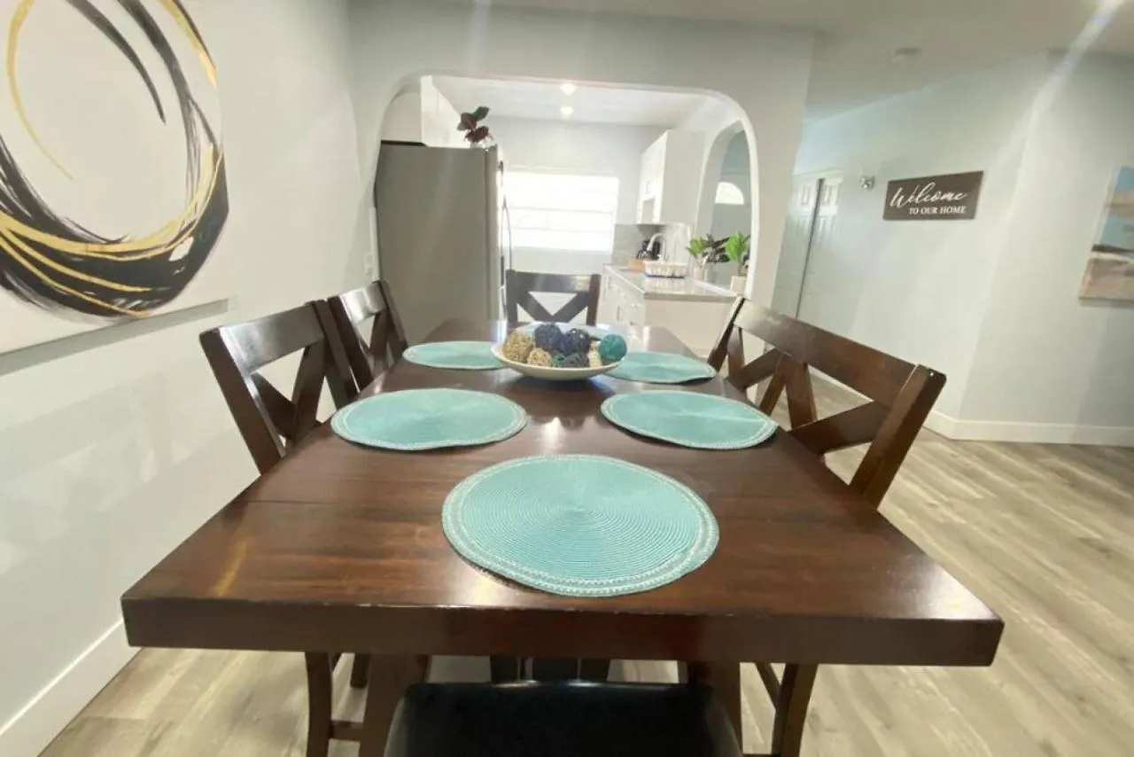 Ferienhaus Comfy Stylish Near Airport Highway *