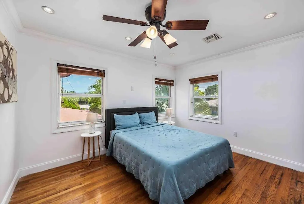 Sleeps 18 In Shores With Movie Theater / Pool / Jacuzzi Holiday home *