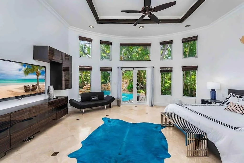 Sleeps 18 In Shores With Movie Theater / Pool / Jacuzzi * Miami