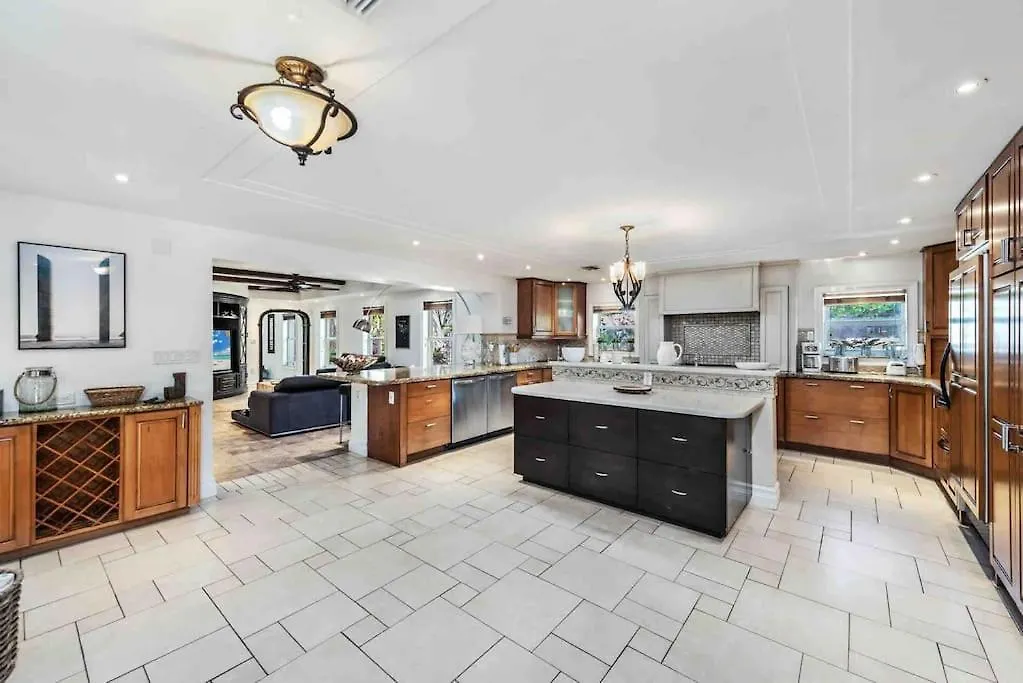 Sleeps 18 In Shores With Movie Theater / Pool / Jacuzzi Miami