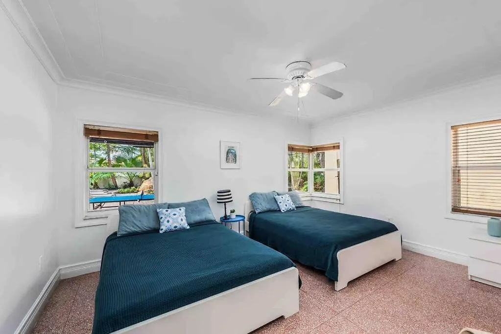 Sleeps 18 In Shores With Movie Theater / Pool / Jacuzzi Holiday home
