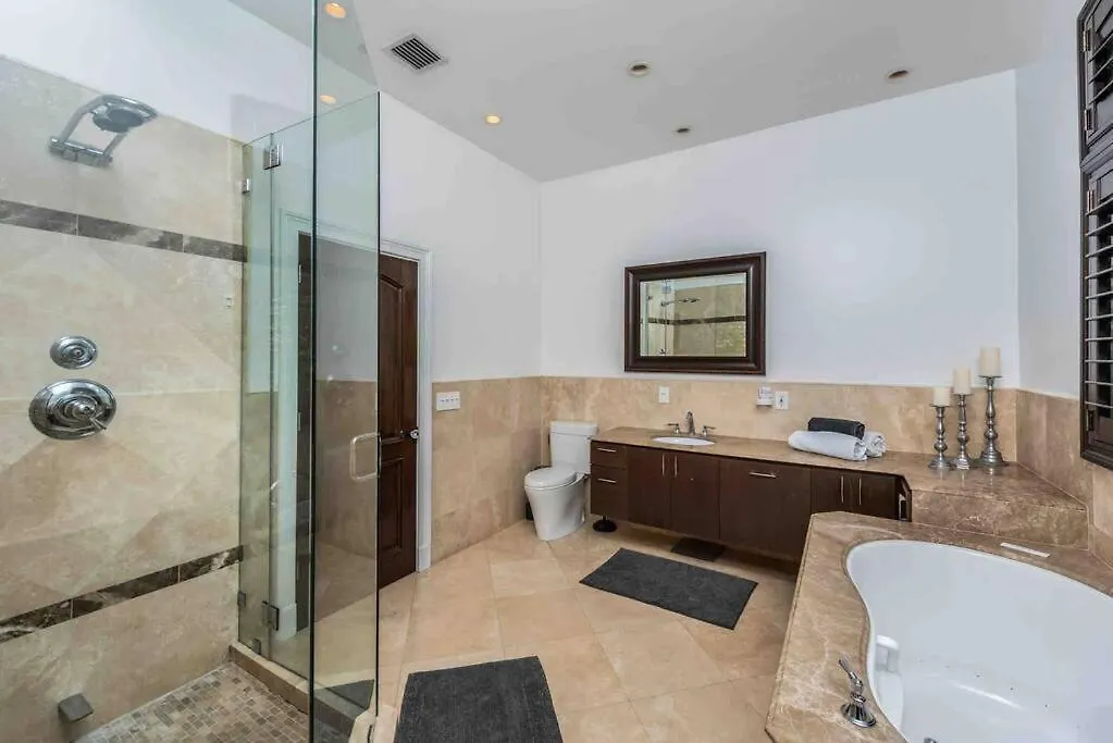 Holiday home Sleeps 18 In Shores With Movie Theater / Pool / Jacuzzi Miami
