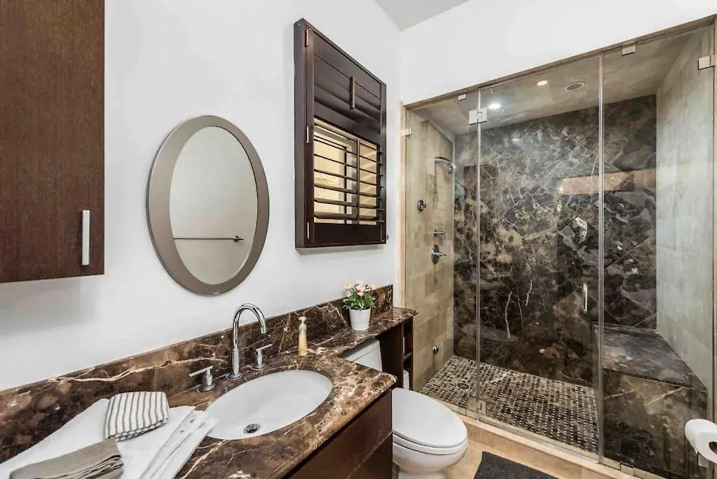 Sleeps 18 In Shores With Movie Theater / Pool / Jacuzzi Holiday home Miami