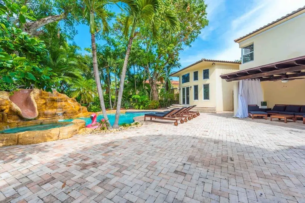 Sleeps 18 In Shores With Movie Theater / Pool / Jacuzzi Holiday home