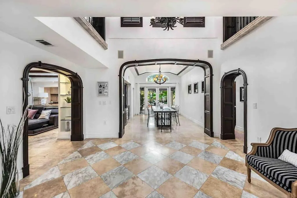 Sleeps 18 In Shores With Movie Theater / Pool / Jacuzzi Holiday home Miami