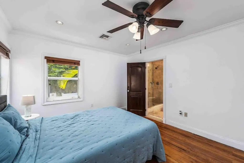 Sleeps 18 In Shores With Movie Theater / Pool / Jacuzzi Holiday home