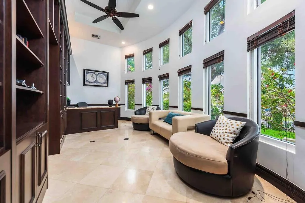 Holiday home Sleeps 18 In Shores With Movie Theater / Pool / Jacuzzi *