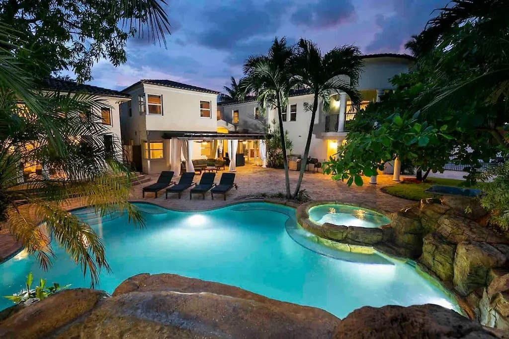 Sleeps 18 In Shores With Movie Theater / Pool / Jacuzzi Holiday home Miami