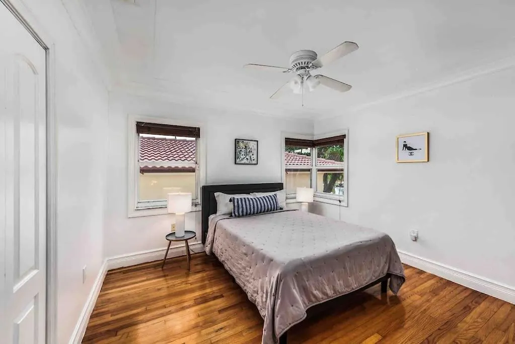 Sleeps 18 In Shores With Movie Theater / Pool / Jacuzzi Holiday home