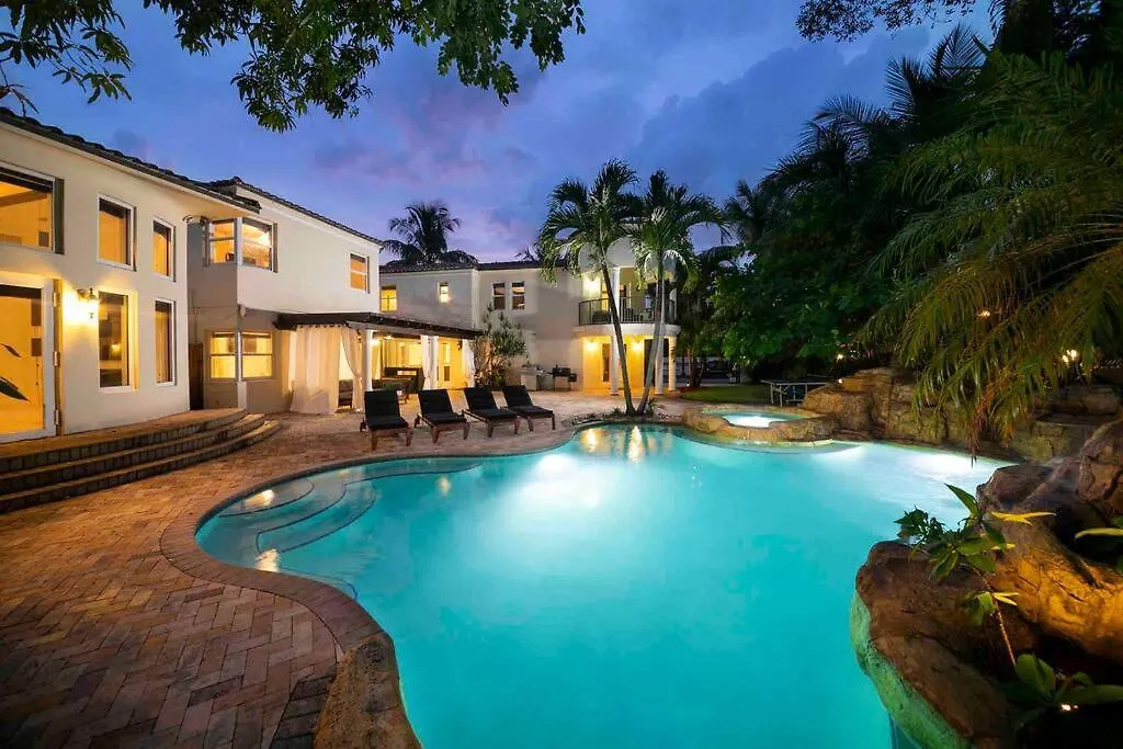 Sleeps 18 In Shores With Movie Theater / Pool / Jacuzzi Holiday home
