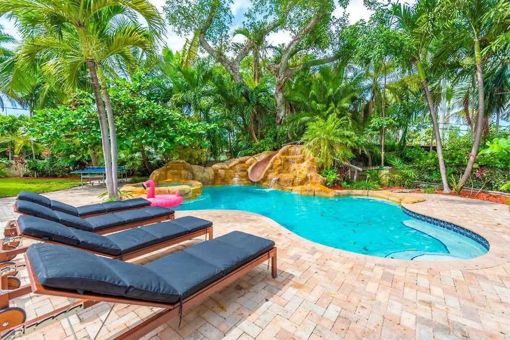 Sleeps 18 In Shores With Movie Theater / Pool / Jacuzzi Miami