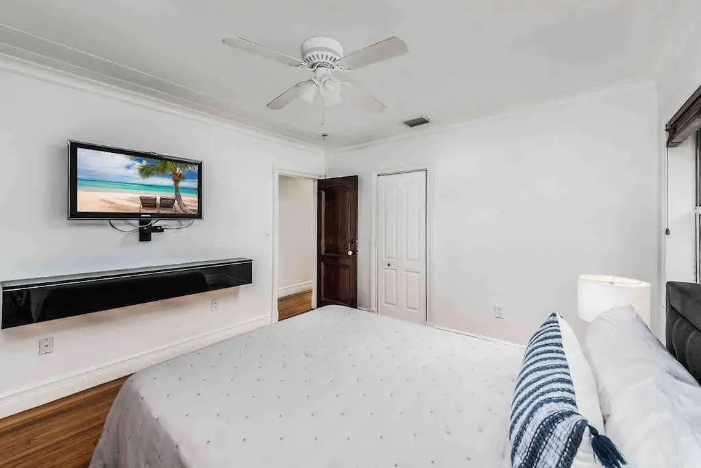 Holiday home Sleeps 18 In Shores With Movie Theater / Pool / Jacuzzi *
