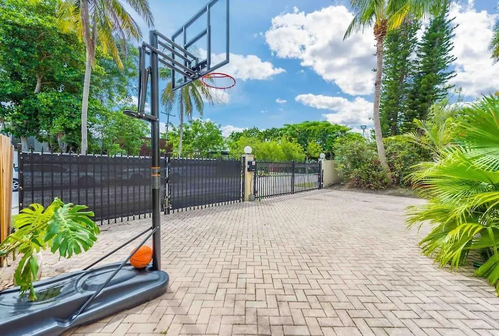 Sleeps 18 In Shores With Movie Theater / Pool / Jacuzzi