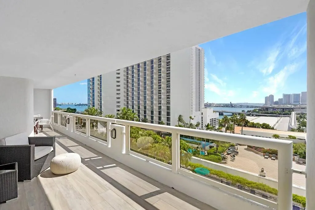 The Marilyn! Renovated And Amazing Skyline Views! דירה מיאמי