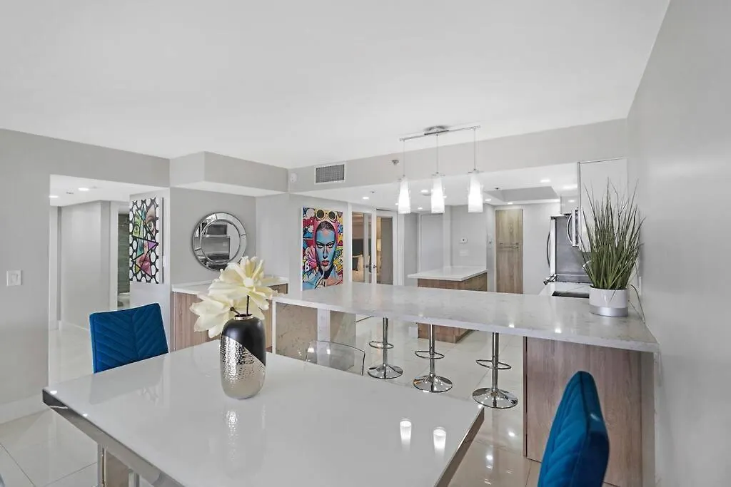 דירה The Marilyn! Renovated And Amazing Skyline Views! מיאמי