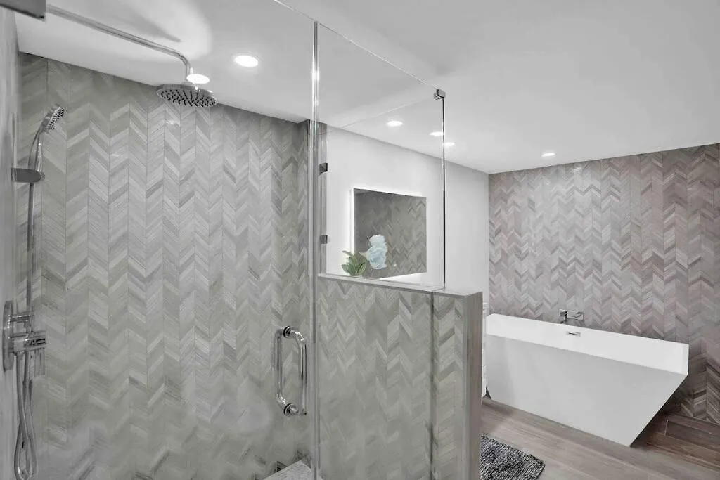 Big Energy! Water Views And Newly Renovated! * Miami