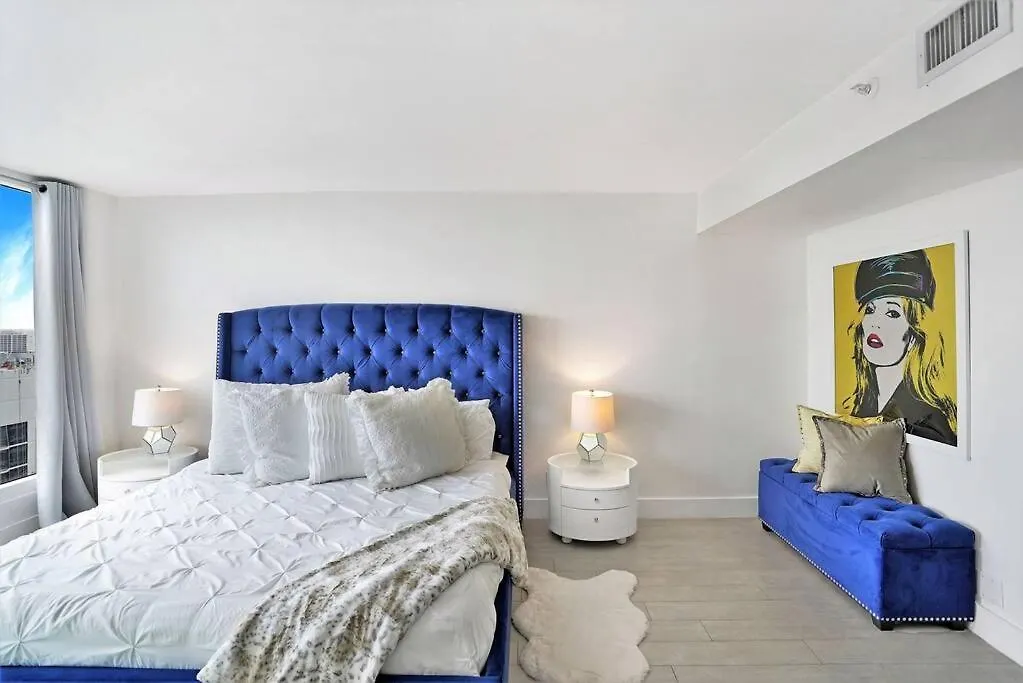 Spectacular! Penthouse With Direct Water Views! 公寓 *