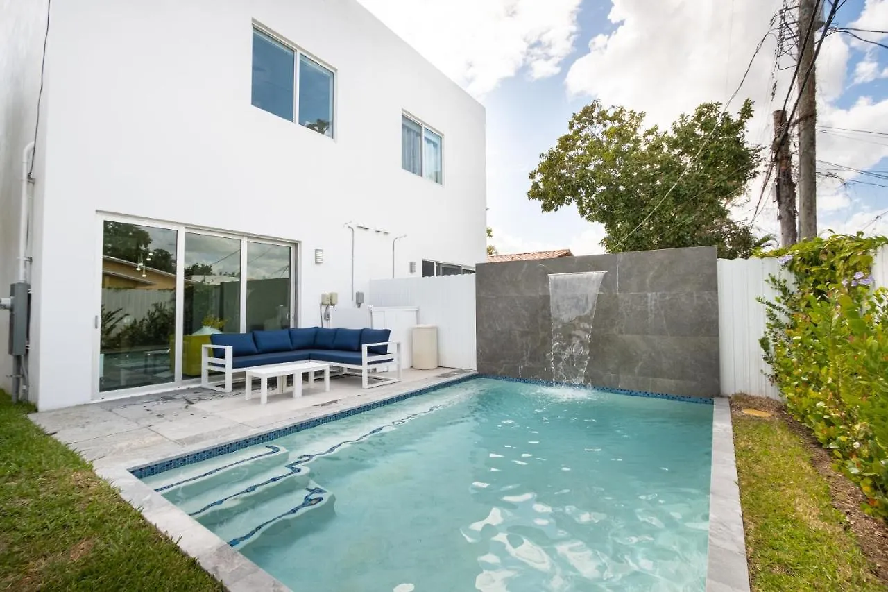 Modern 4-bedroom Townhouse With Pool! *