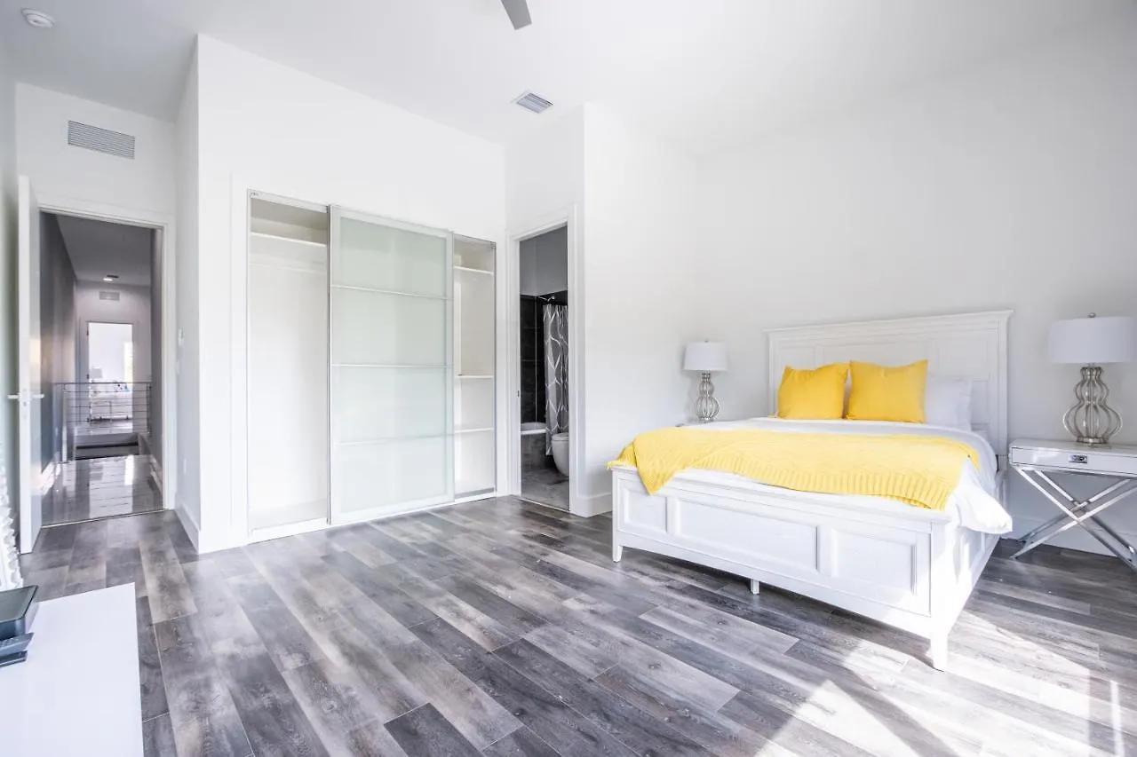Modern 4-bedroom Townhouse With Pool! Prázdninový dům *