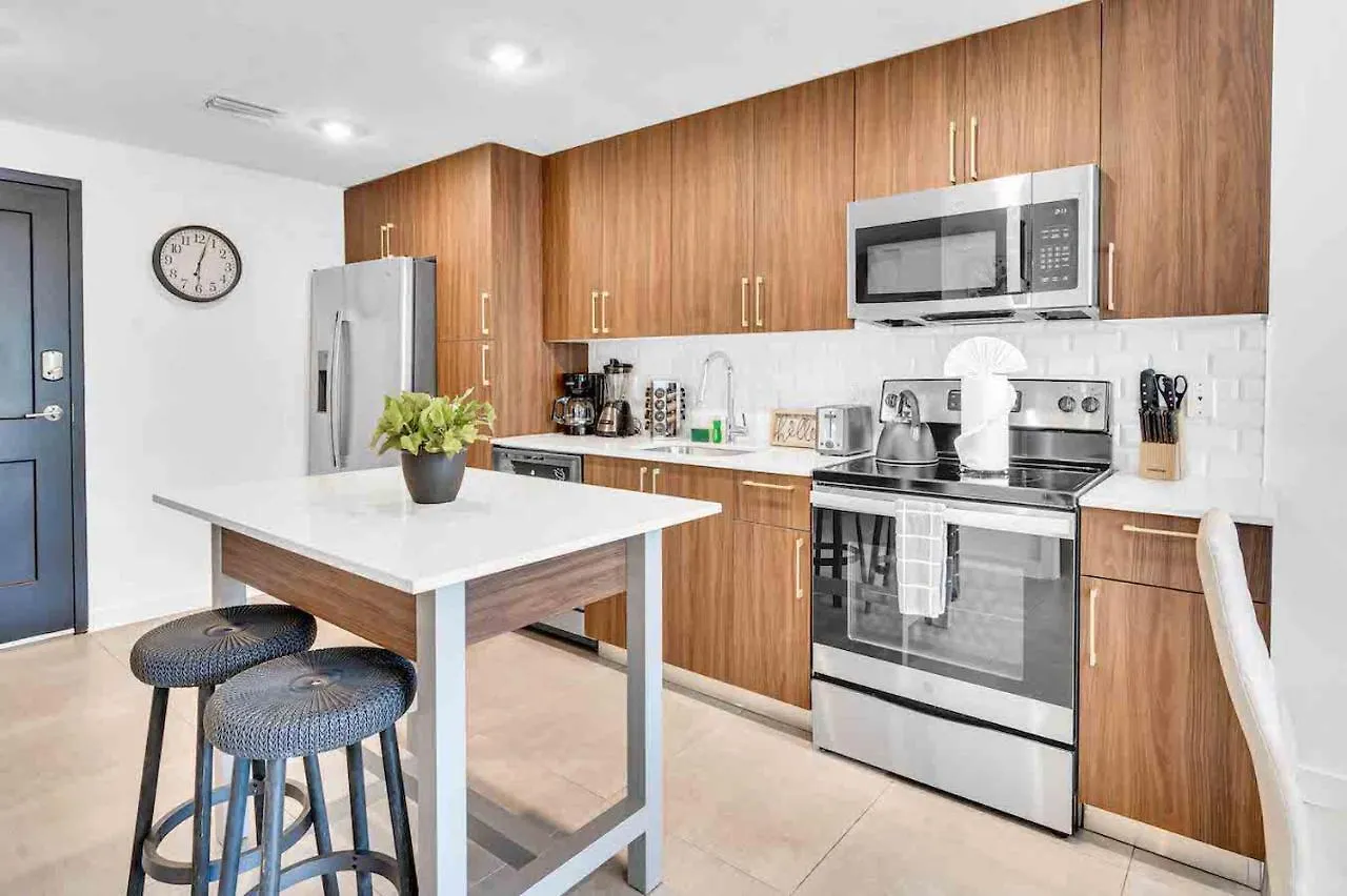 Wonderful Unit In Downtown With Free Parking