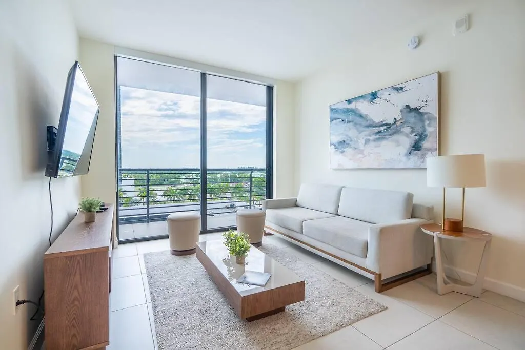 Stunning In Downtown Doral Apartment *