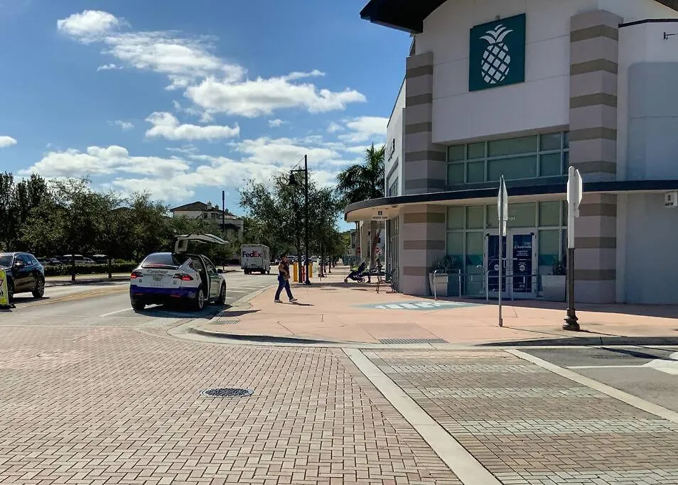 Stunning In Downtown Doral Apartment *