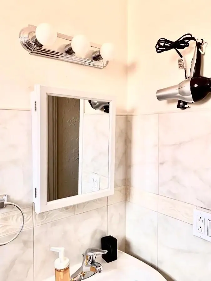 ホームステイ Cozy In Cute House, Close To Airport - Free Parking *