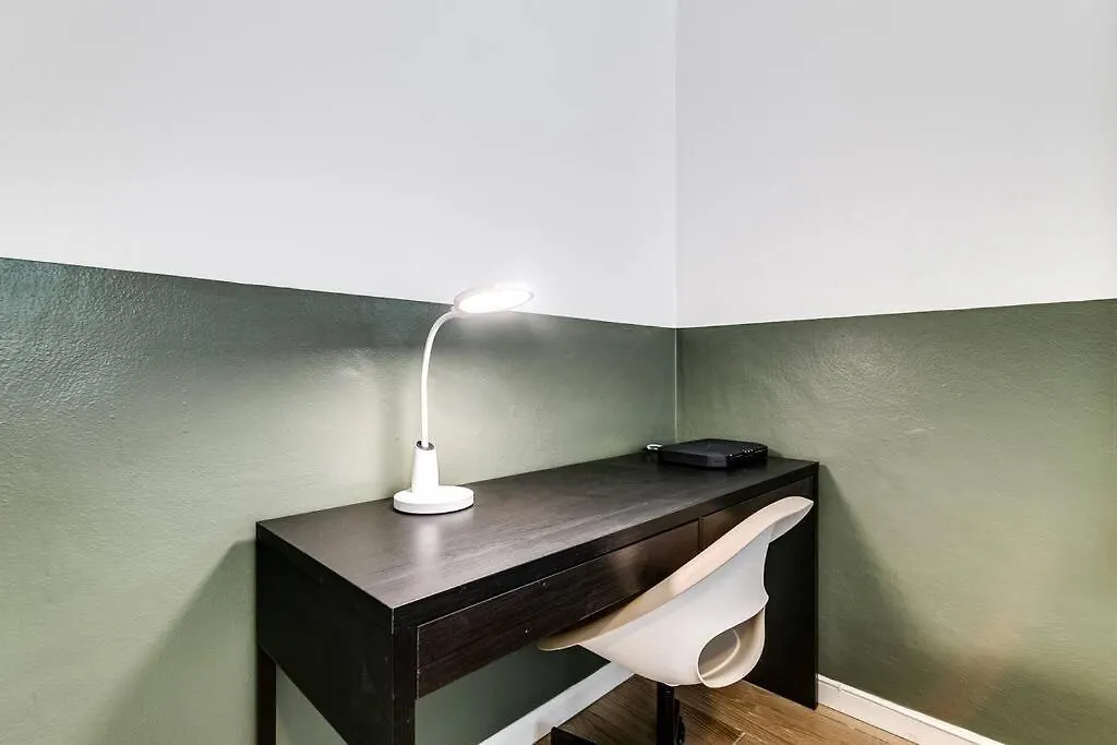 Airport 2-bedroom Unit With Speedy Wi-fi Virg8 Apartamento