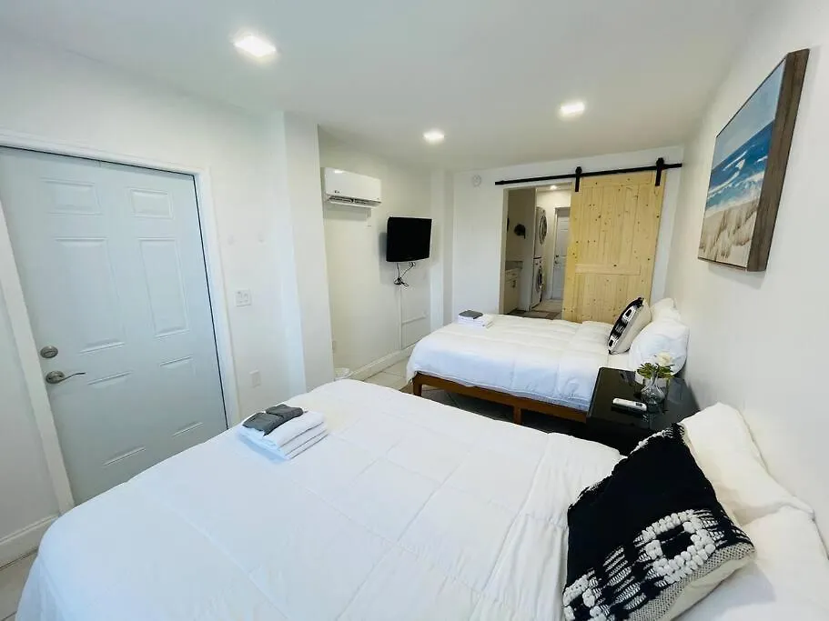 Coral Gables With Pool Near Airport. King Beds *