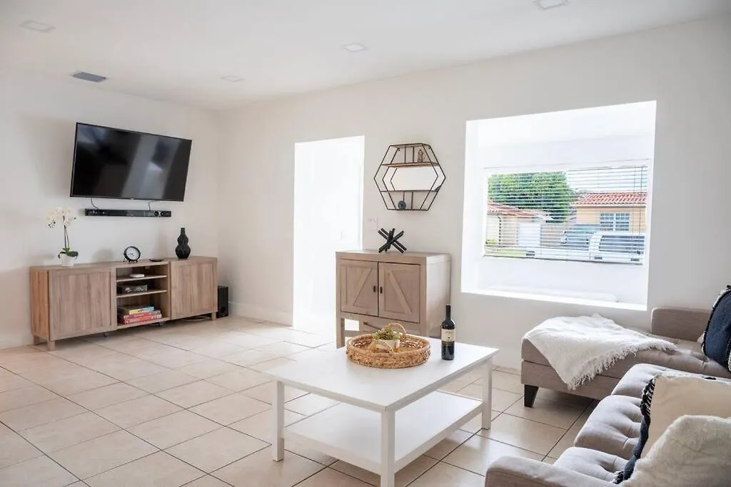 Coral Gables With Pool Near Airport. King Beds *
