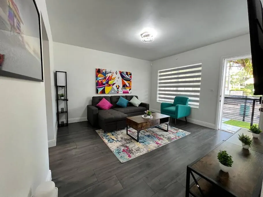 Stylish 2/1 Centrally Located!