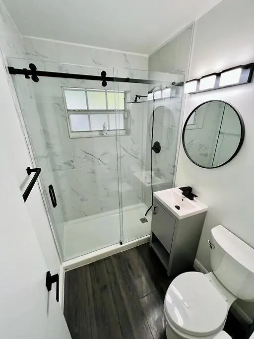 Stylish 2/1 Centrally Located! Apartment *