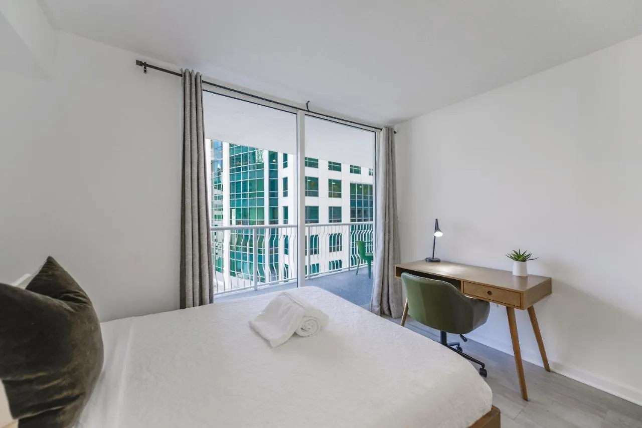 With Panoramic Views In Brickell Apartment *