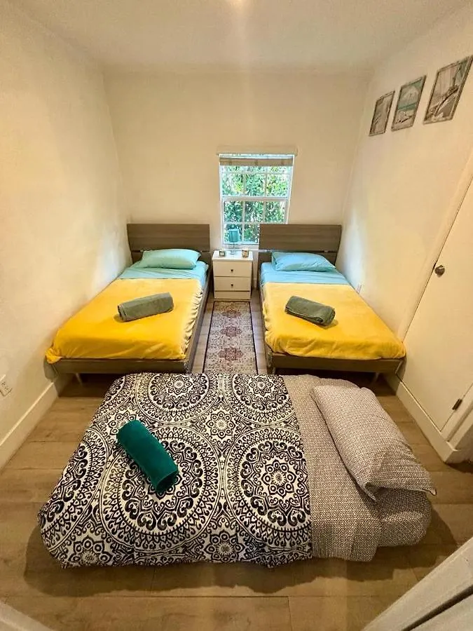 2 Twin Bedroom - Location In - Luggage Storage, Parking And Laundry For Free!!!! Penzion *