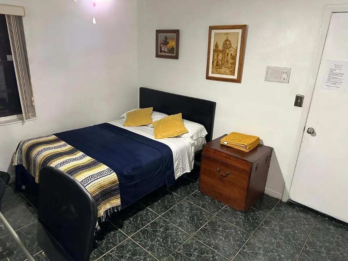 Snug Minimalist Full Bed With 50 Inch Smart Tv, Netflix, Airplay, Mini-fridge, And 500 Mbps Wifi Near Fiu, Dolphin Mall, Airport Accommodatie bij particulieren Miami