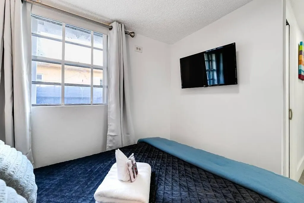 Swinging London 3 People V6 Apartment Miami