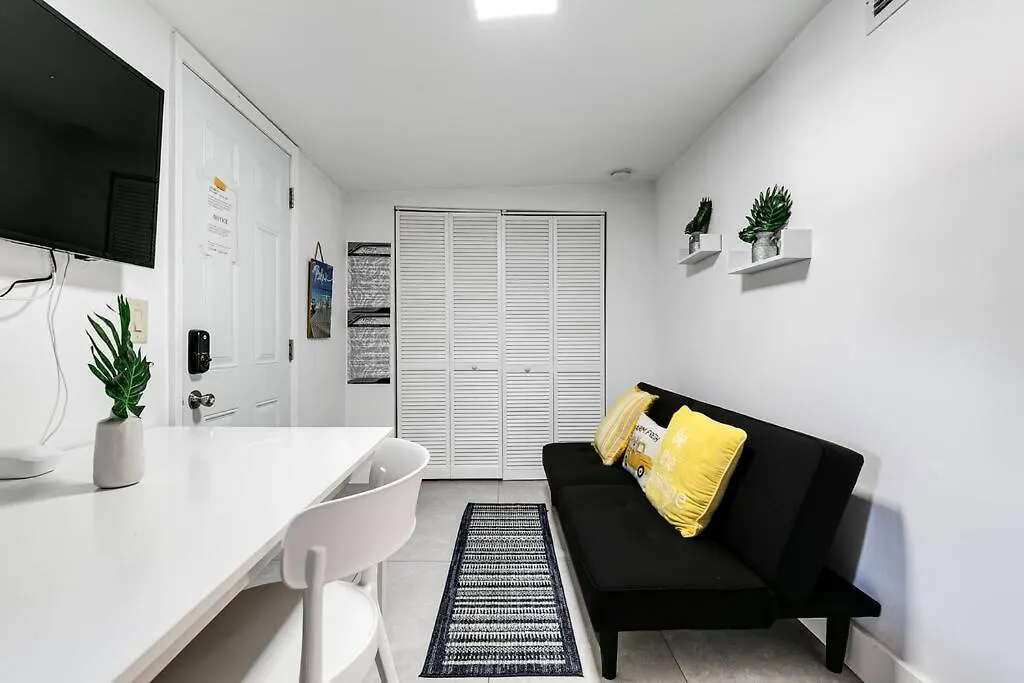 Swinging London 3 People V6 Apartment