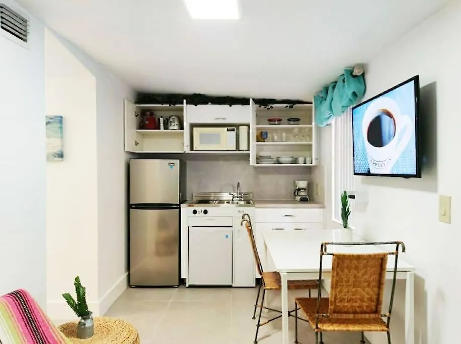 Swinging London 3 People V6 Apartment Miami
