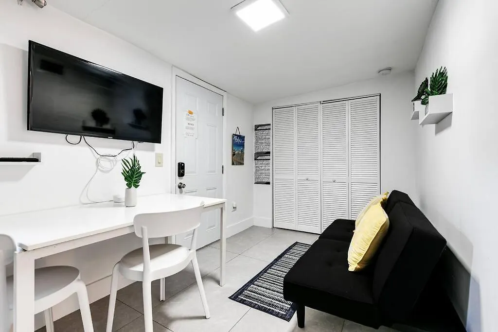 Swinging London 3 People V6 Apartment