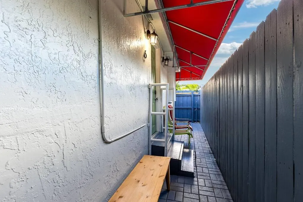 Swinging London 3 People V6 Apartment Miami