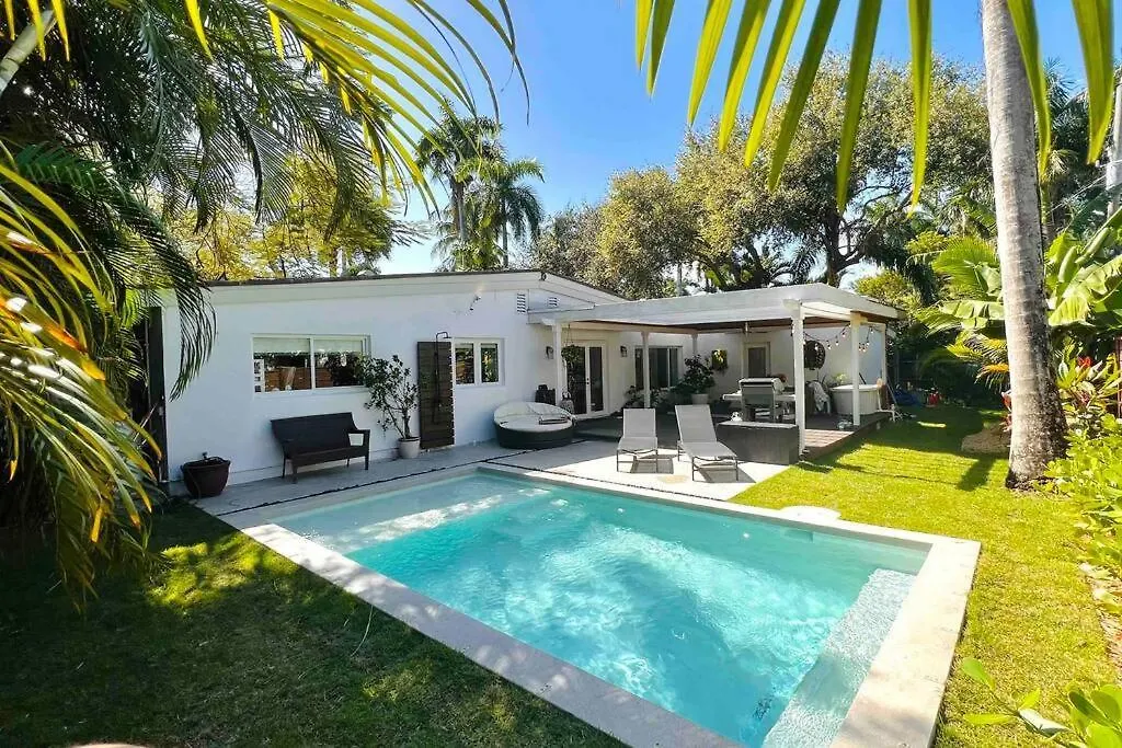 Semesterbostad Pool! Location! Steps To The Water! Kid Friendly! *