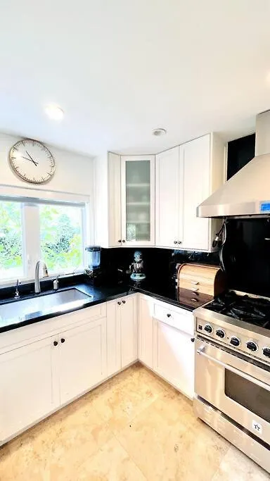Pool! Location! Steps To The Water! Kid Friendly! Semesterbostad